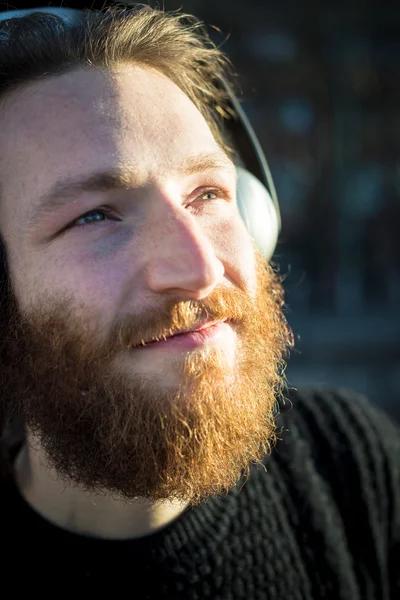 Man lyssnar på musik — Stockfoto