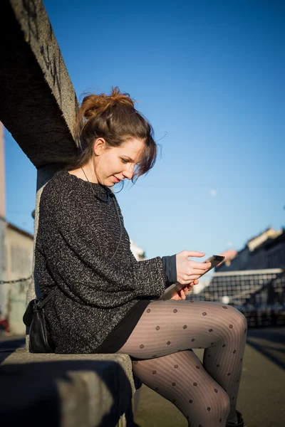 年轻的金发女人 — 图库照片