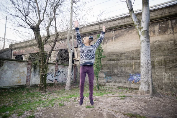 Hombre joven hipster máscara de caballo — Foto de Stock