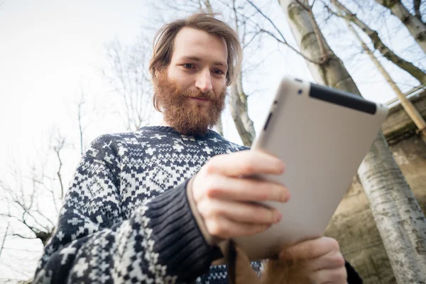 Man using tablet — Stock Photo, Image
