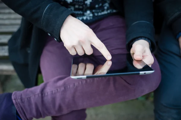 Tutup tangan menggunakan tablet — Stok Foto