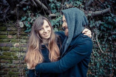 Genç modern şık çift