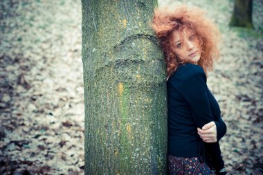 kıvırcık saçlı kadın