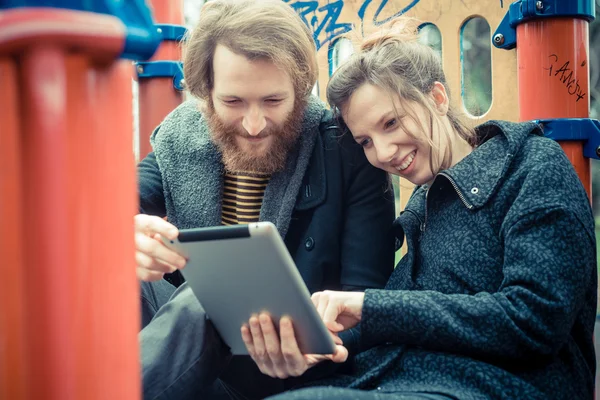 Para stosująca tabletkę — Zdjęcie stockowe