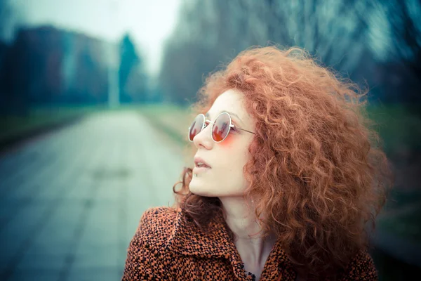 Frau mit rotem lockigem Haar — Stockfoto