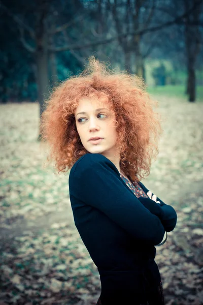 Mujer pelo rizado — Foto de Stock