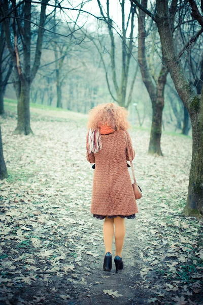 Kıvırcık saçlı kadın — Stok fotoğraf