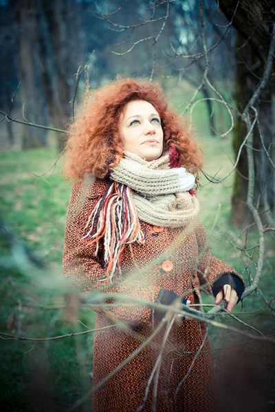 Femme aux cheveux bouclés — Photo