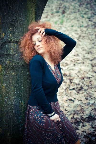 Kıvırcık saçlı kadın — Stok fotoğraf