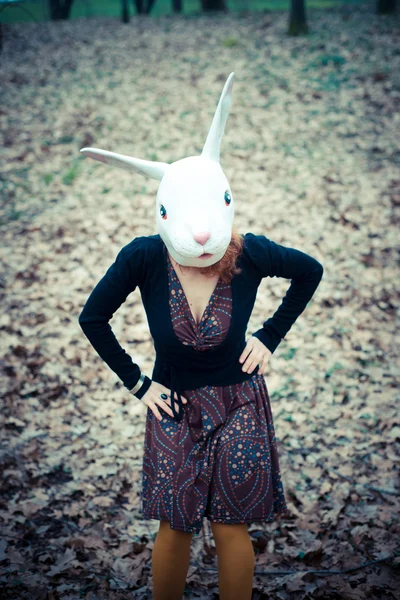 Kaninchenmaske irreale Frau — Stockfoto