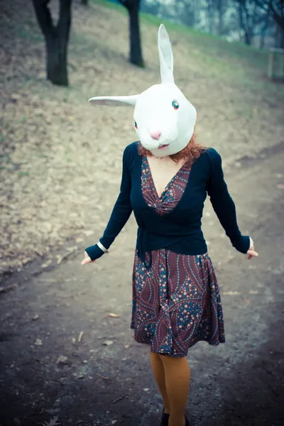 Konijn masker onwerkelijk vrouw — Stockfoto