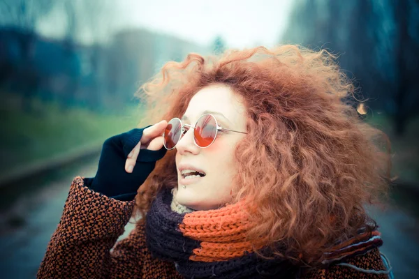 Mujer pelo rizado —  Fotos de Stock