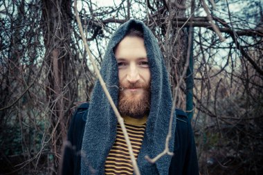 genç yakışıklı sakallı hippi erkek