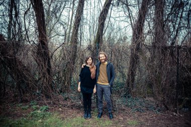 Genç modern şık çift