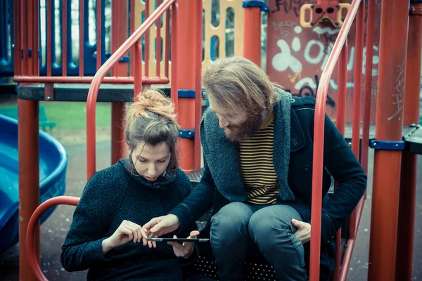 Couple using tablet — Stock Photo, Image