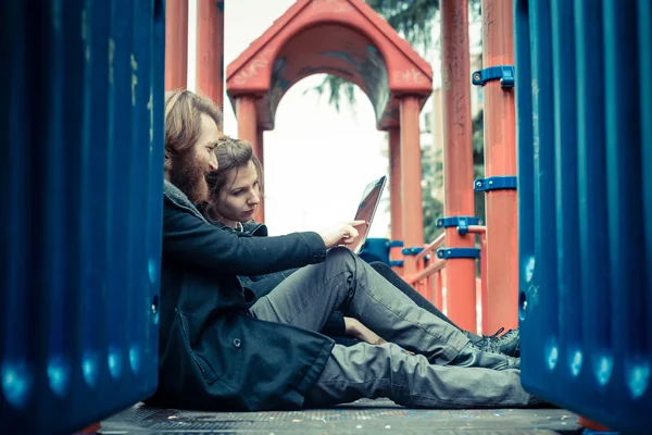 Couple using tablet — Stock Photo, Image