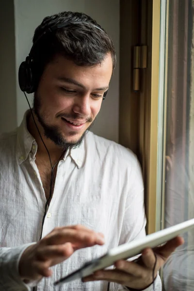 Man using tablet — Stock Photo, Image