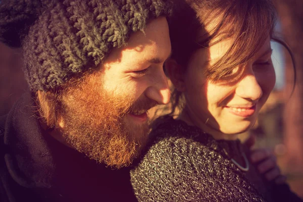 Estilo de vida jovem casal ao ar livre — Fotografia de Stock