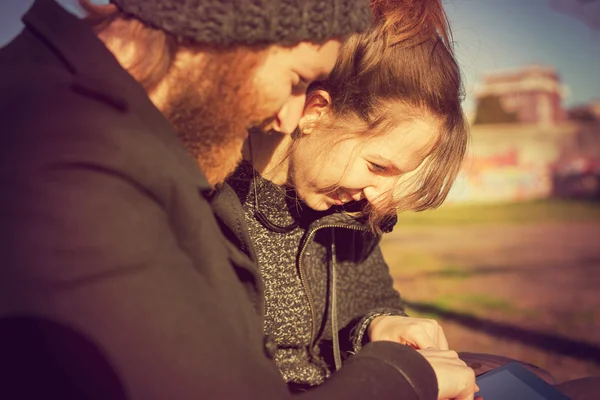 Casal jovem usando comprimido — Fotografia de Stock