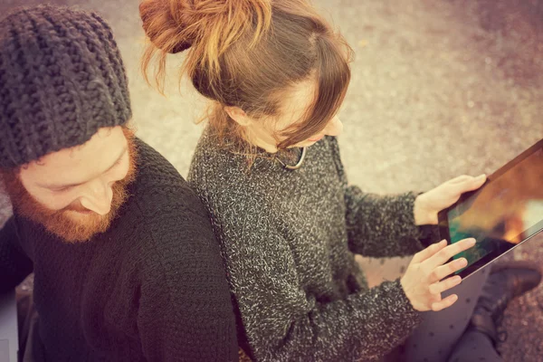 Молодая пара с помощью планшета — стоковое фото