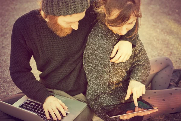 Pareja joven usando tableta — Foto de Stock