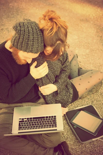 Pareja joven usando tableta — Foto de Stock