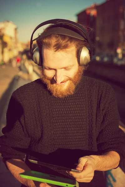 Man lyssnar på musik — Stockfoto