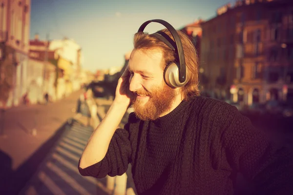 Müzik dinleyen adam. — Stok fotoğraf