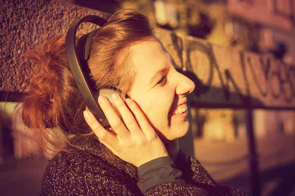 Mulher ouvindo música — Fotografia de Stock