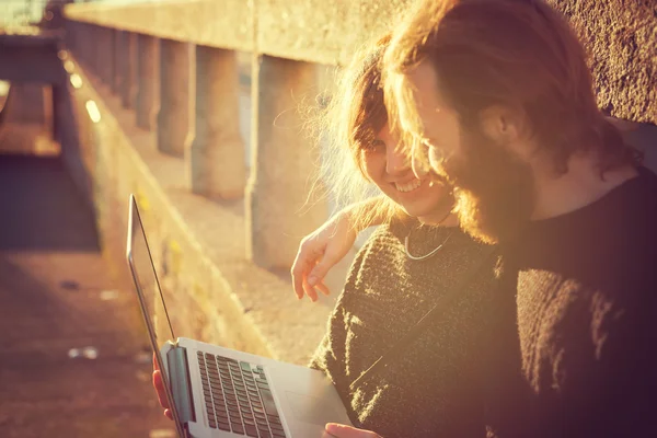 Joven pareja estilo de vida al aire libre — Foto de Stock