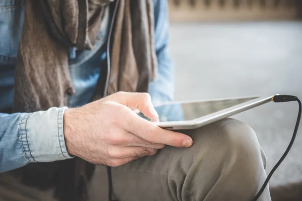 Twee zakenlieden met behulp van Tablet PC — Stockfoto