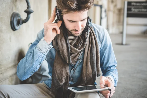 Giovane modello di moda bello utilizzando tablet uomo — Foto Stock