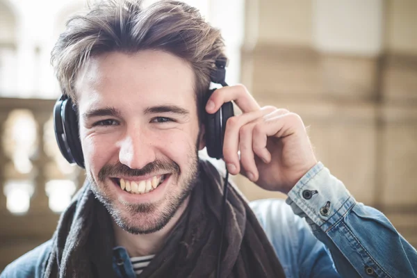 Man lyssnar på musik — Stockfoto