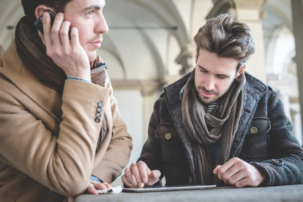 Homens de negócios usando tablet — Fotografia de Stock