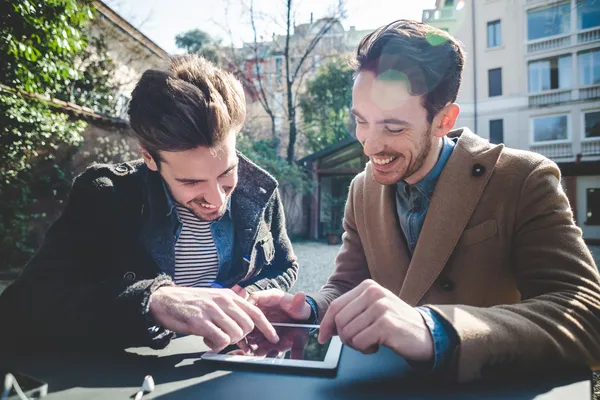 Två affärsmän använder tablet — Stockfoto