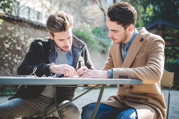 Deux hommes d'affaires utilisant la tablette — Photo