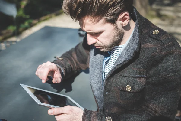 Empresarios usando tableta — Foto de Stock