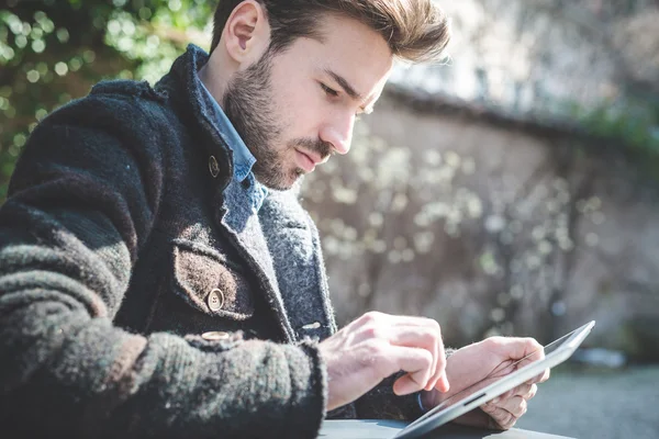 Homens de negócios usando tablet — Fotografia de Stock