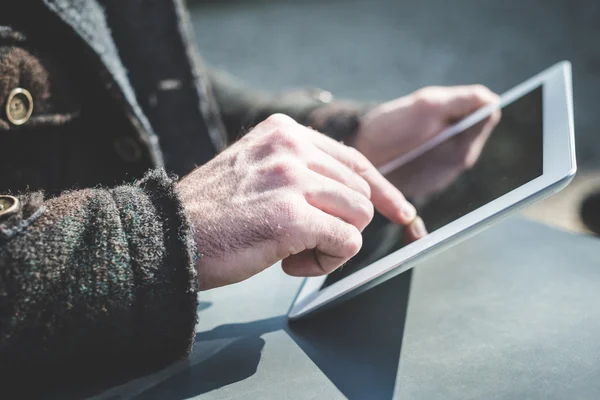 Uomo che utilizza compresse — Foto Stock