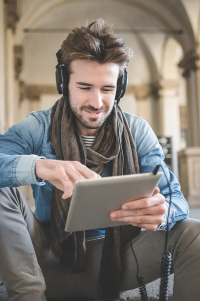 Homens de negócios usando tablet — Fotografia de Stock