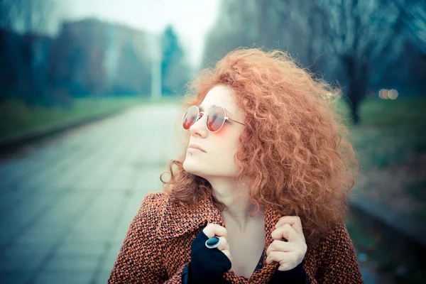 Rosso capelli ricci donna — Foto Stock