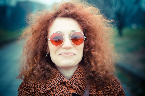 Mujer de pelo rizado rojo — Foto de Stock