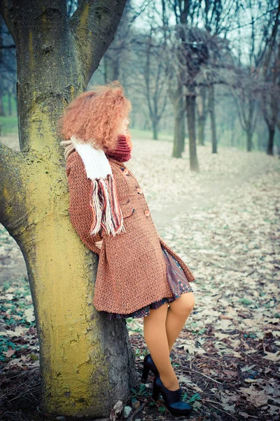 Frau mit rotem lockigem Haar — Stockfoto