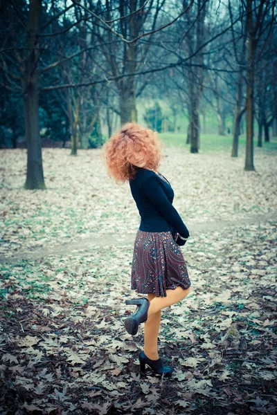 Kobiety rude kręcone włosy — Zdjęcie stockowe