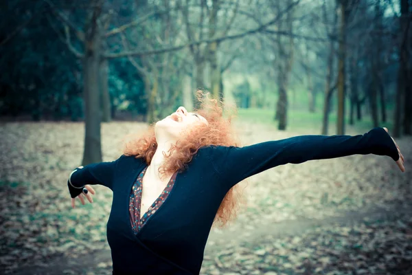 Rouge bouclé femme de cheveux — Photo