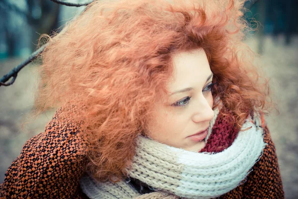 Frau mit rotem lockigem Haar — Stockfoto