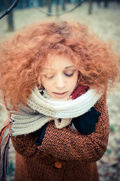 Kobiety rude kręcone włosy — Zdjęcie stockowe