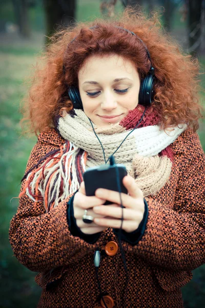 Rosso capelli ricci donna — Foto Stock