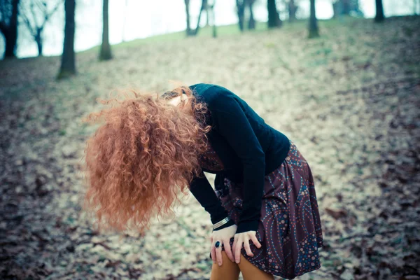 Mulher de cabelo encaracolado vermelho — Fotografia de Stock