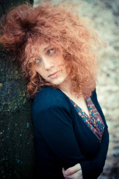 Frau mit rotem lockigem Haar — Stockfoto